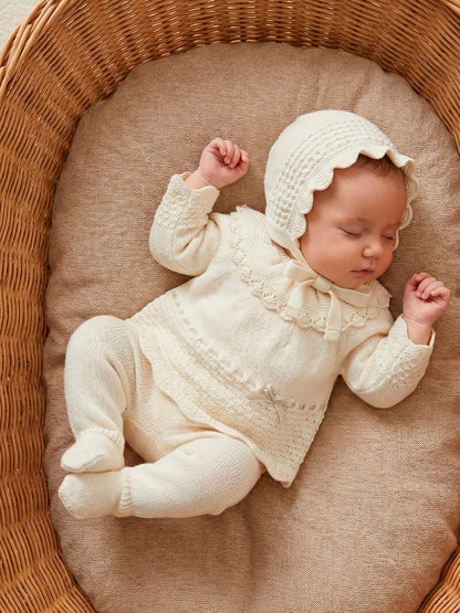 Conjunto de Punto Primera Puesta para Bebé en Color Crudo (3 Piezas) | Sonajero Kids