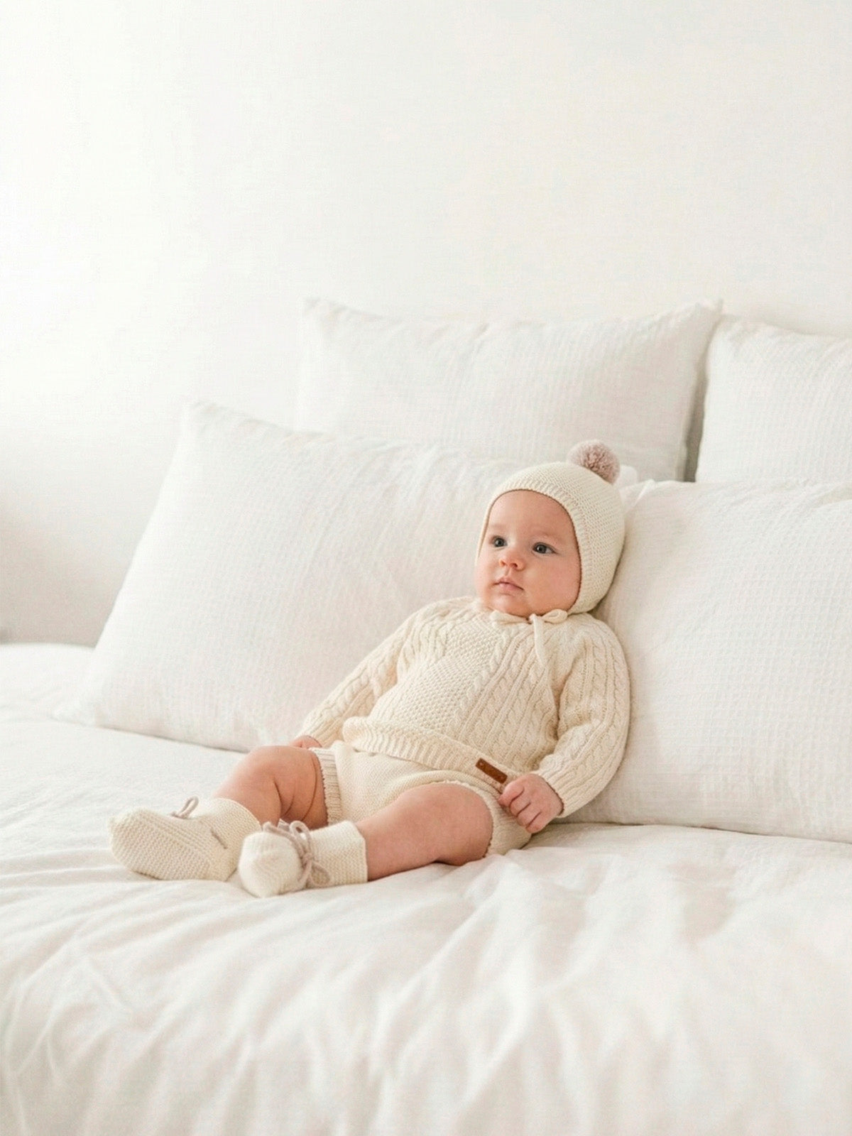 Conjunto de Punto de 4 Piezas para Bebé en Crudo | Sonajero Kids