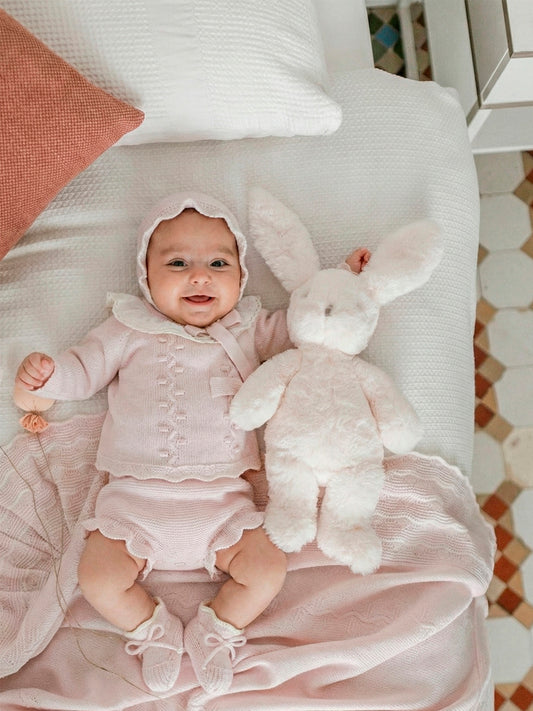 Conjunto Bebé 4 Piezas Rosa de Punto (Jersey, Pololo, Capota y Patucos) | Sonajero Kids