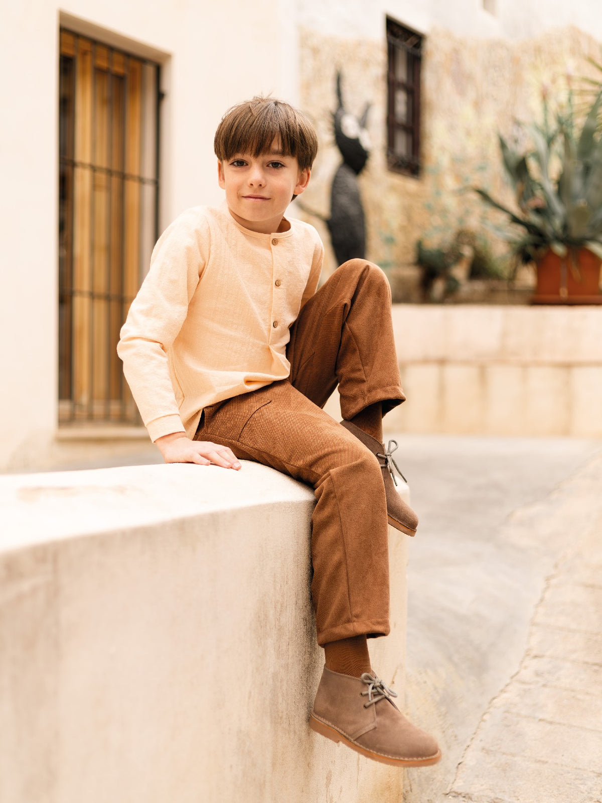 Conjunto Infantil Calamaro 2 Piezas Camisa Beige y Pantalón Marrón | Sonajero Kids