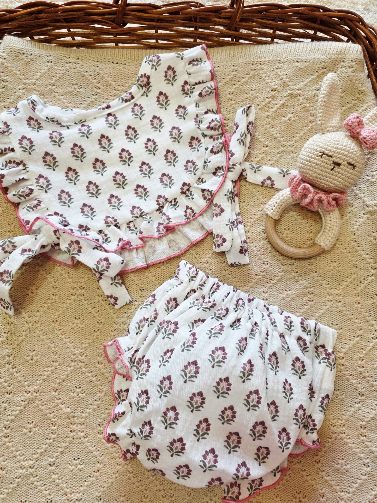 Conjunto Babero y Cubrepañal Artesanal de Algodón | Sonajero Kids