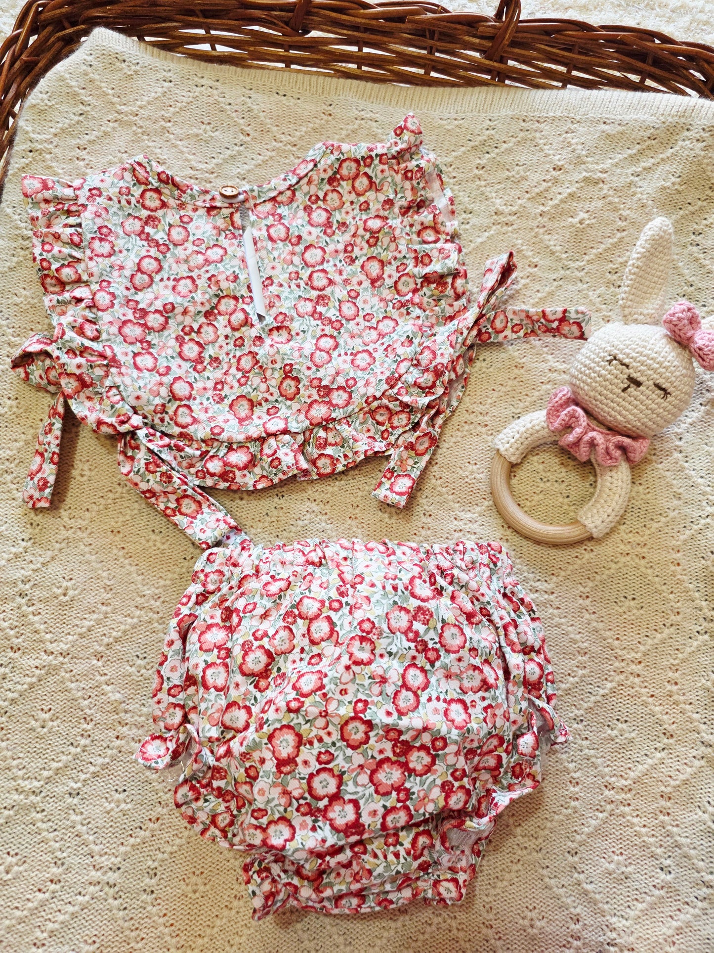 Set Babero y Cubrepañal Floral para Bebé | Sonajero Kids