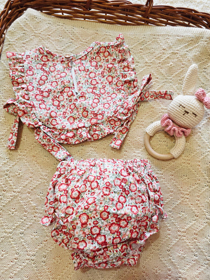 Set Babero y Cubrepañal Floral para Bebé | Sonajero Kids