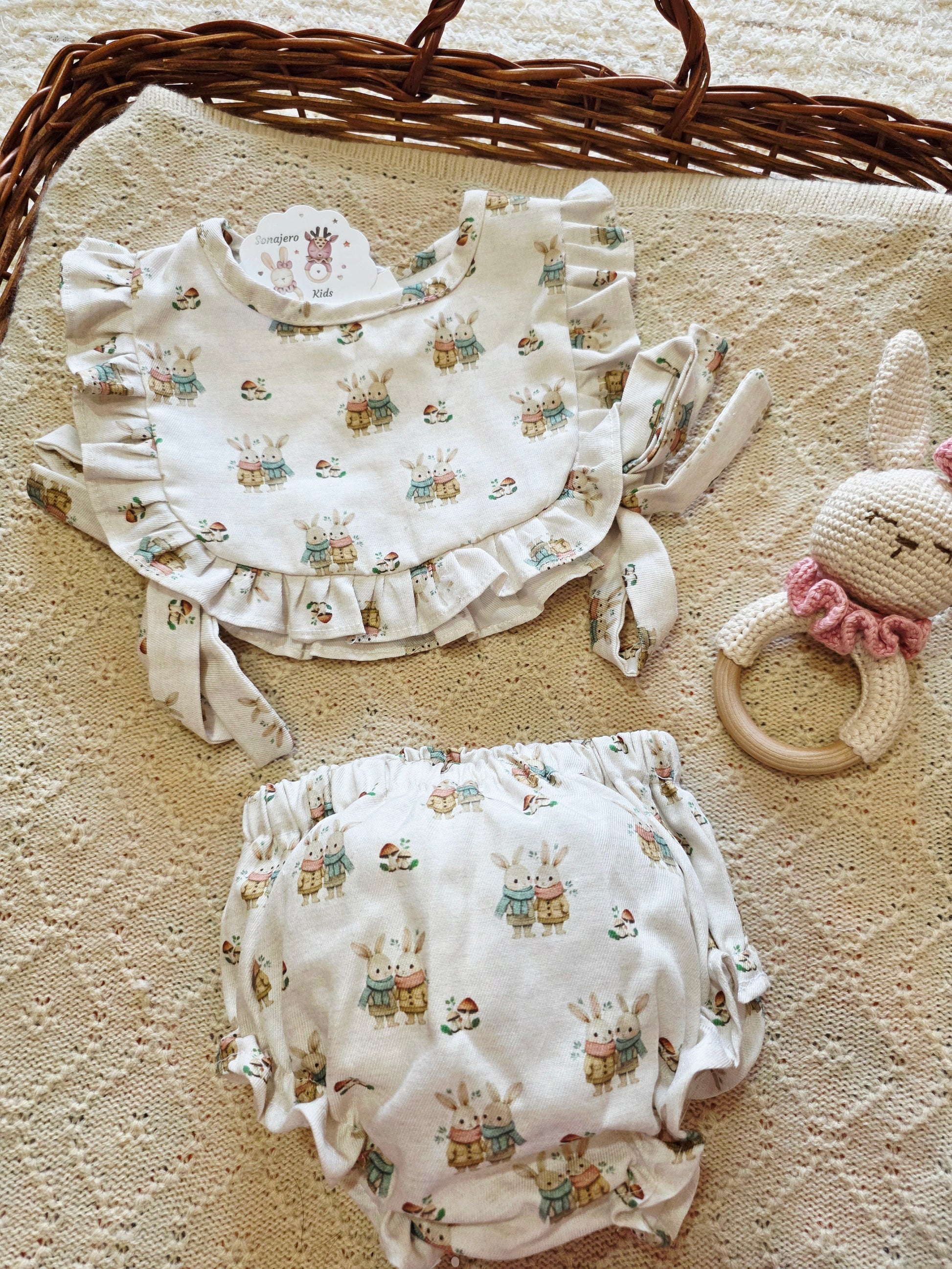 Conjunto Babero con Volantes y Cubrepañal Conejitos | Sonajero Kids