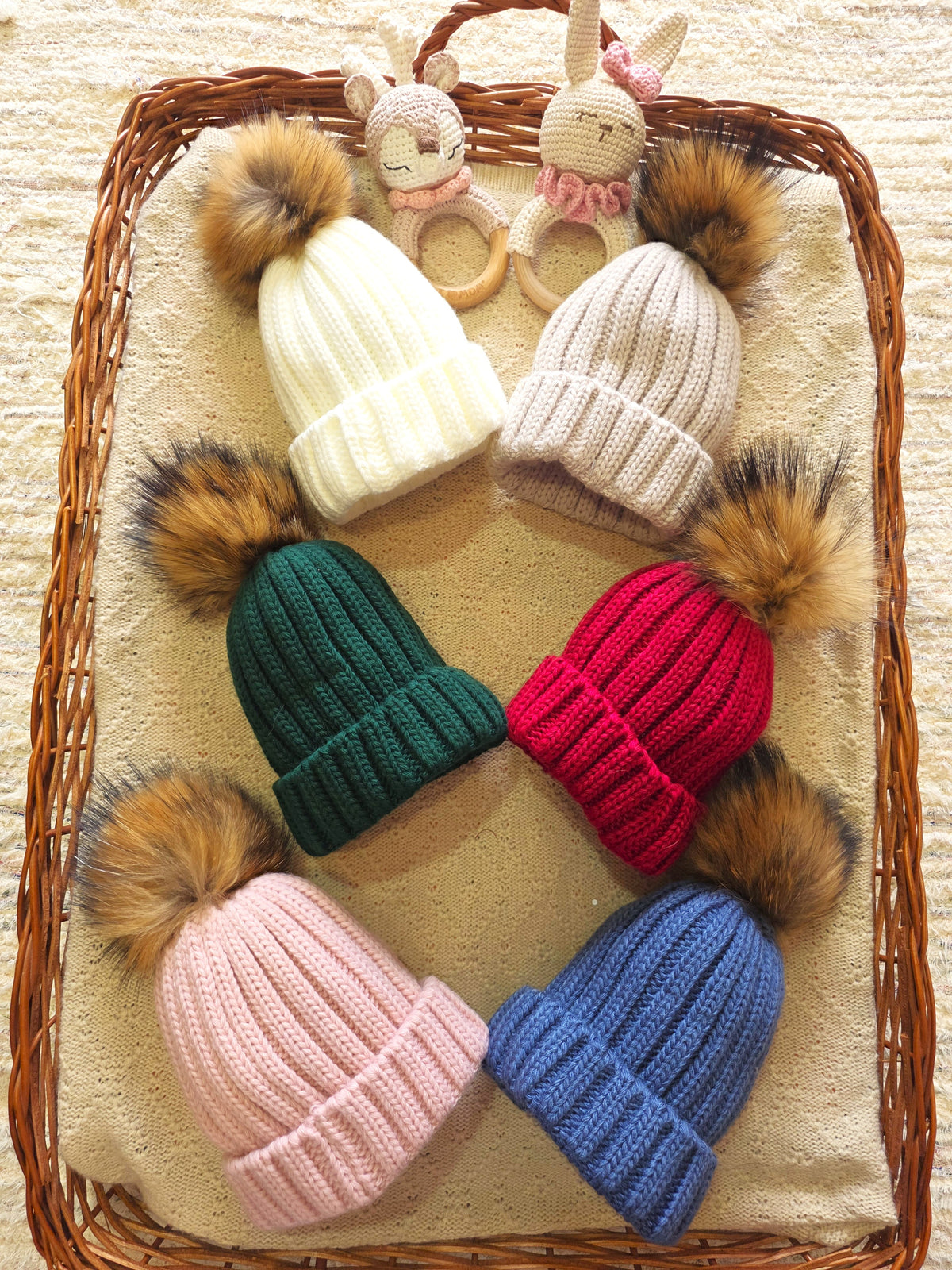 Gorro de Punto con Pompón de Pelo Sintético | Varios Colores | Sonajero Kids