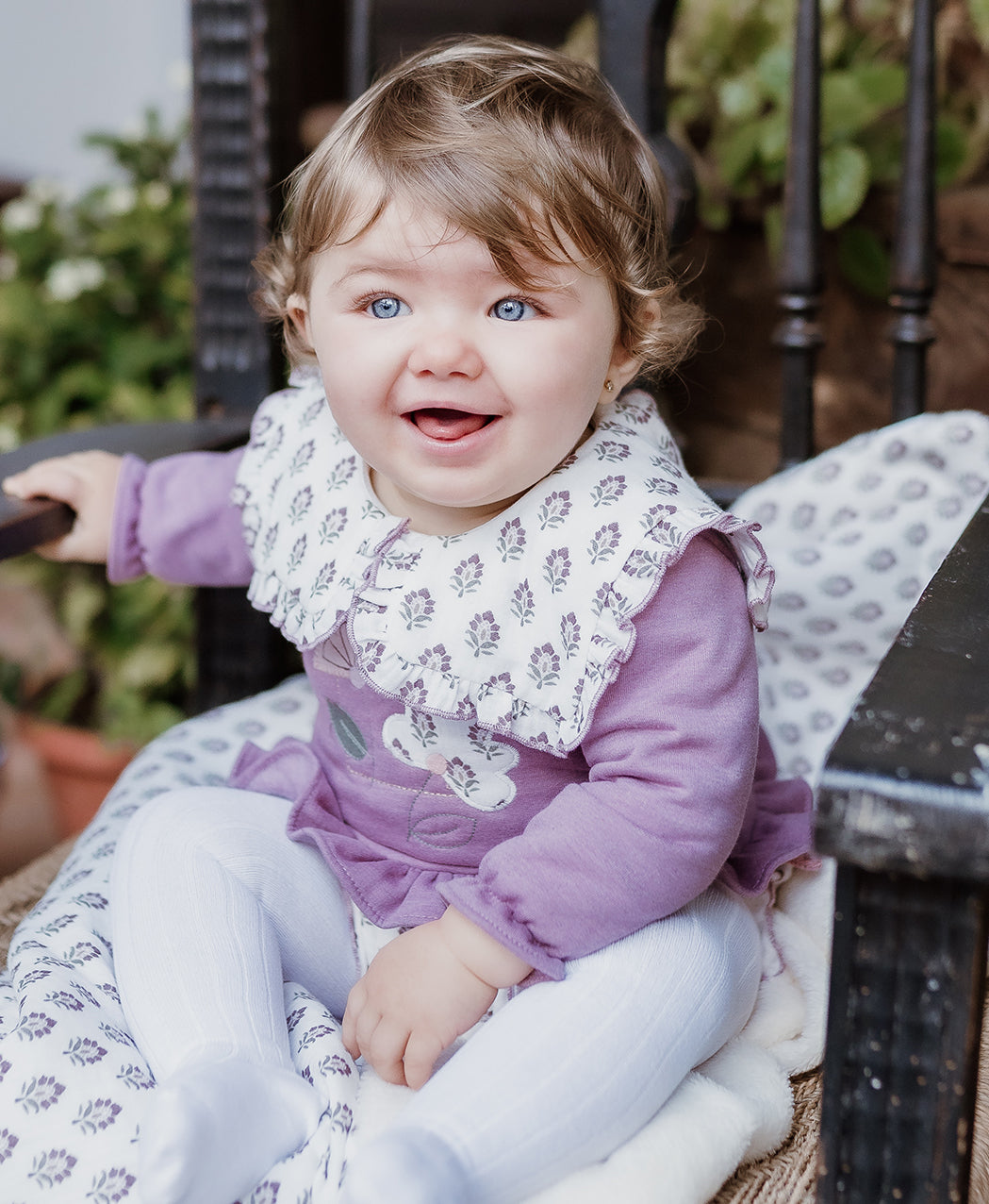Conjunto Bebé Rosa con Cuello Floral y Bombacho | Moda Infantil