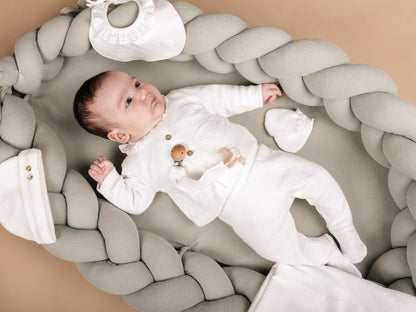 Set Primera Puesta Bebé 4 Piezas Blanco Roto con Cuello Bordado | Sonajero Kids