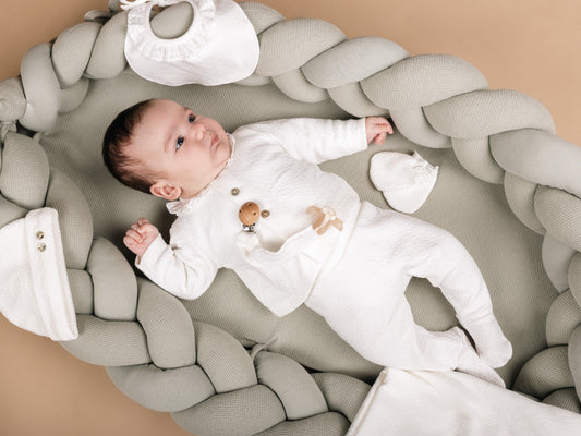 Set Primera Puesta Bebé 4 Piezas Blanco Roto con Cuello Bordado | Sonajero Kids