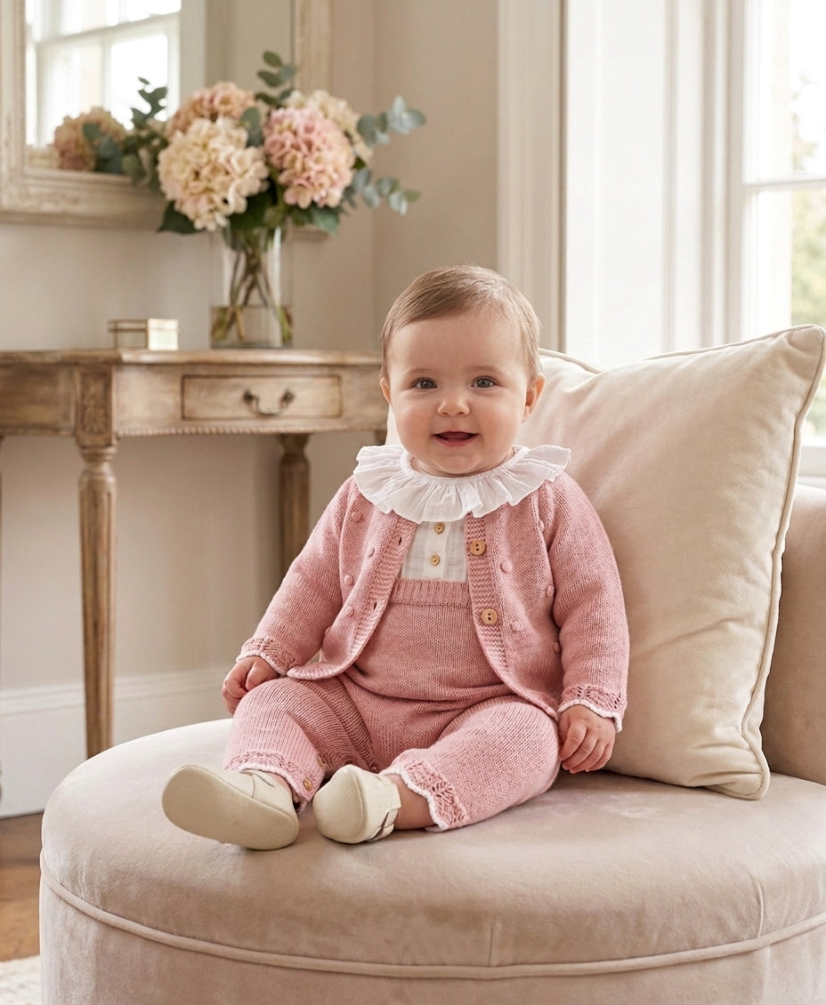 Conjunto Bebé 3 Piezas Punto Rosa con Cuello Volado | Moda Infantil | Sonajero Kids