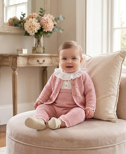 Conjunto Bebé 3 Piezas Punto Rosa con Cuello Volado | Moda Infantil | Sonajero Kids