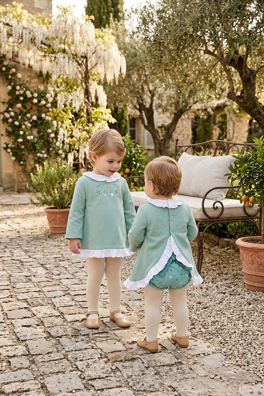Conjunto Bebé Verde Agua con Capota y Espalda Volantes | Sonajero Kids