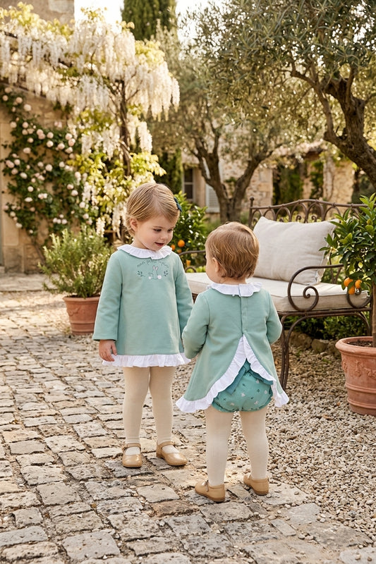 Conjunto Bebé Verde Agua con Capota y Espalda Volantes | Sonajero Kids