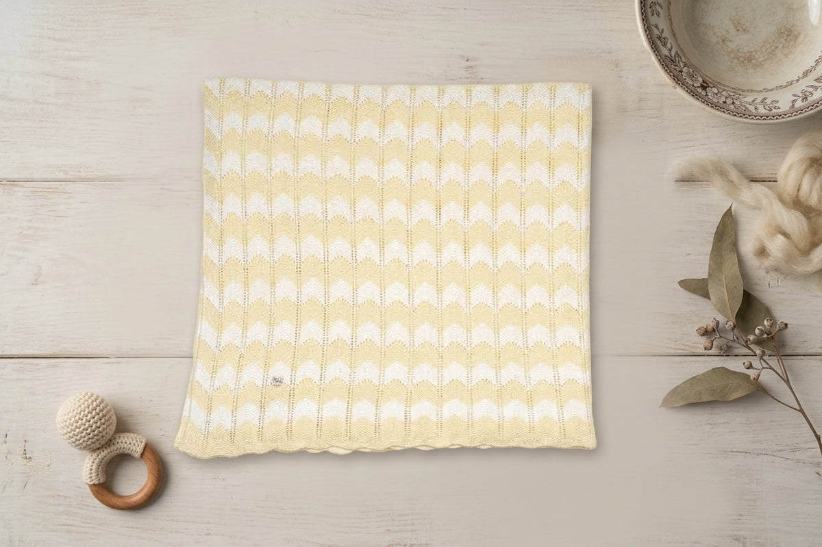 Toquilla de Bebé en Punto Calado Amarillo y Blanco | Suave y Cálida | Sonajaro Kids