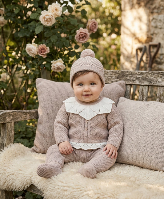 Conjunto de Punto Bebé con Cuello Calado y Gorro | Estilo Clásico | Sonajero Kids