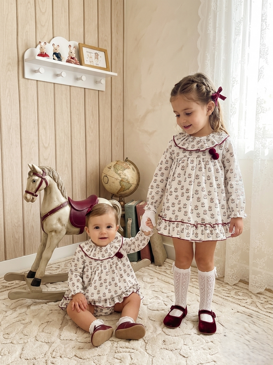 Vestido Jesusito Infantil con Flores y Pompones Granates | Sonajero Kids
