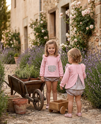 Conjunto infantil rosa empolvado con volantes y cubrepañal a juego | Sonajero Kids