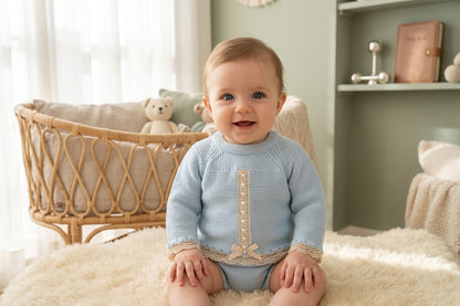 Conjunto Bebé de Punto Celeste | Ropa Bebé Artesanal - Sonajero Kids