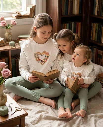 Conjunto Infantil Corazón de Libros | Sudadera con Volantes y Leggings Verde Salvia | Sonajero Kids