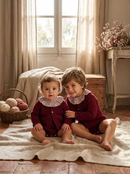 Conjunto de Punto Granate de 3 Piezas con Cuello Floral | Sonajero Kids