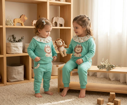 Conjunto Infantil Turquesa con León | Ropa Cómoda y Dulce para Bebé | Sonajero Kids