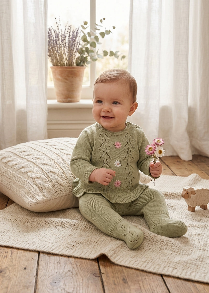 Conjunto de Punto Verde Salvia con Flores para Bebé | Moda Infantil | Sonajero Kids