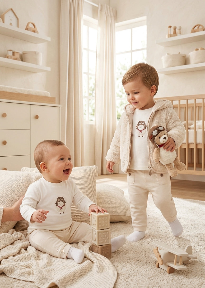 Conjunto de Bebé 3 Piezas Marfil | Chamarra, Playera y Pantalón | Sonajero Kids