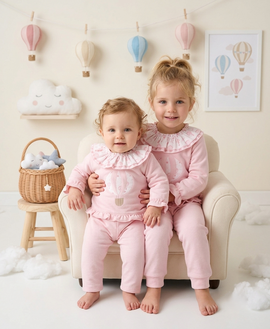 Conjunto Rosa Bebé Globo Aerostático | Moda Infantil Dulce y Suave | Sonajero Kids