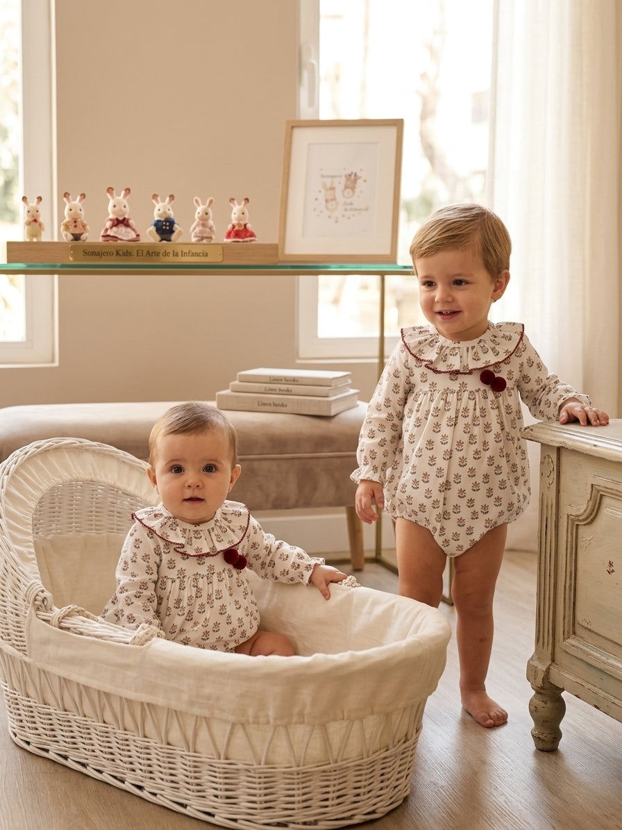 Pelele Bebé Floral con Cuello Volante | Moda Infantil Clásica | Sonajero Kids