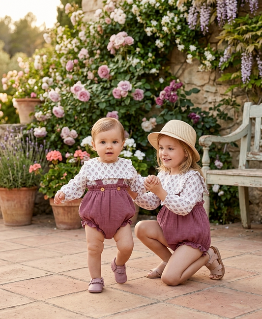 Conjunto de Muselina Flores y Peto Malva | Sonajero Kids