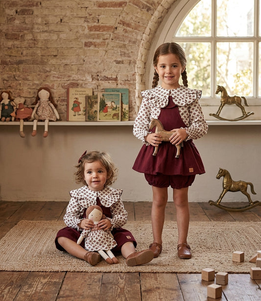 Conjunto Niña Blusa Estampada y Peto-Ranita Burdeos | Sonajero Kids
