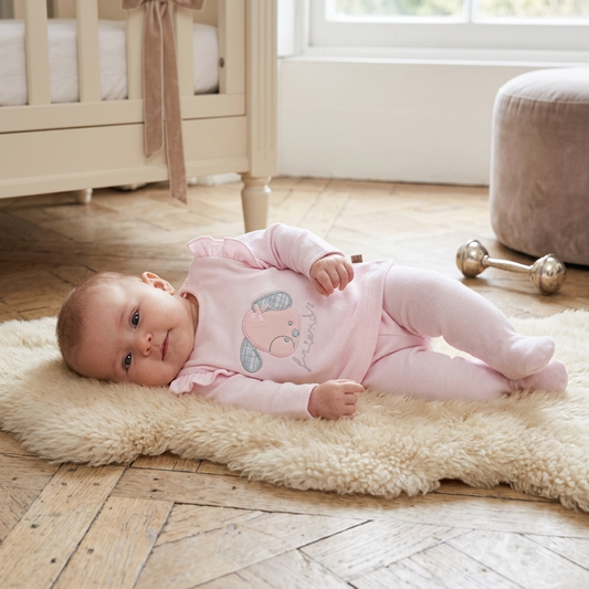 Conjunto de Dos Piezas Rosa con Volantes para Bebé | Sonajero Kids | Calamaro Baby