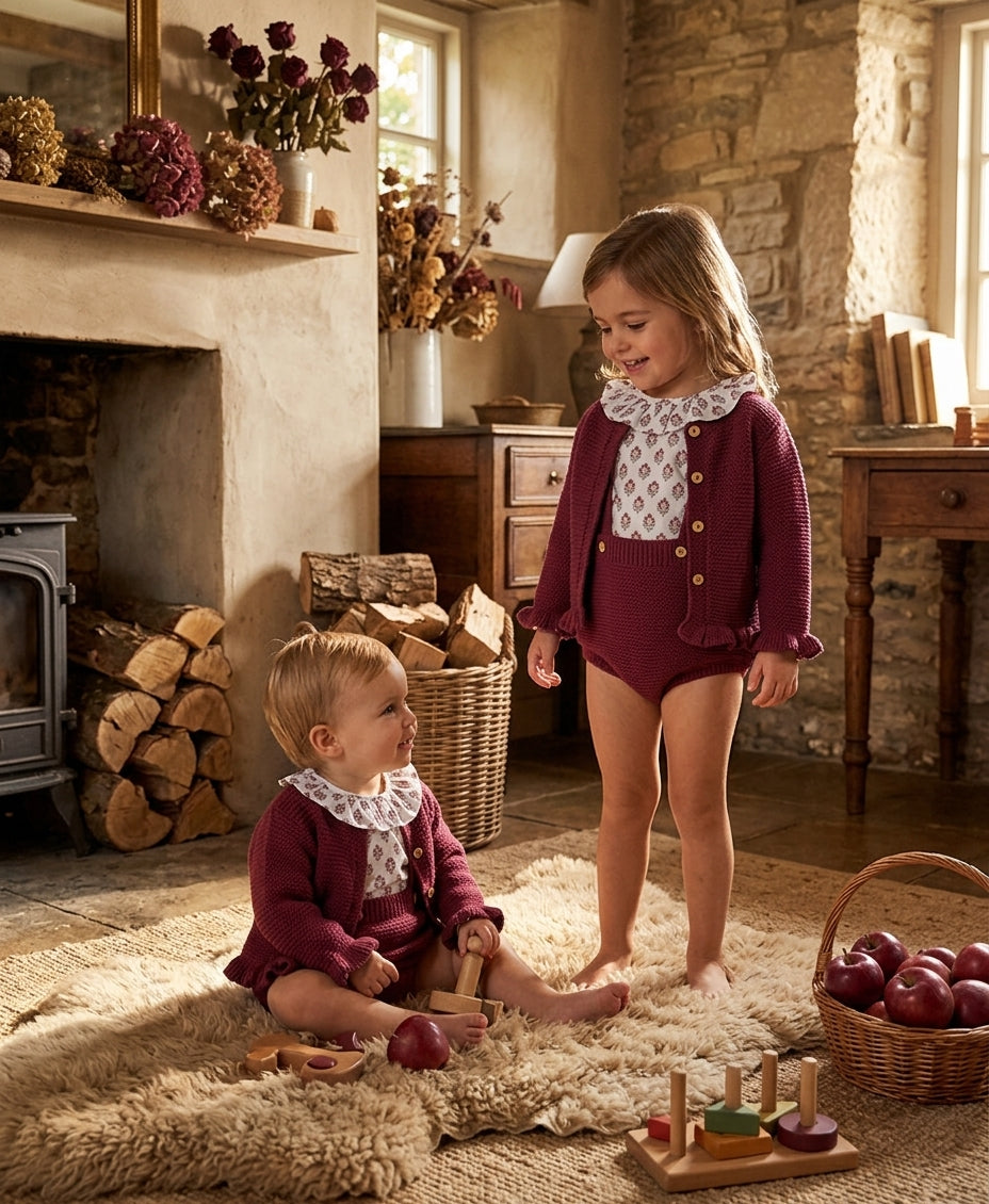 Conjunto Bebé y Niña de Punto Borgoña | Ropa Infantil Elegante | Sonajero Kids