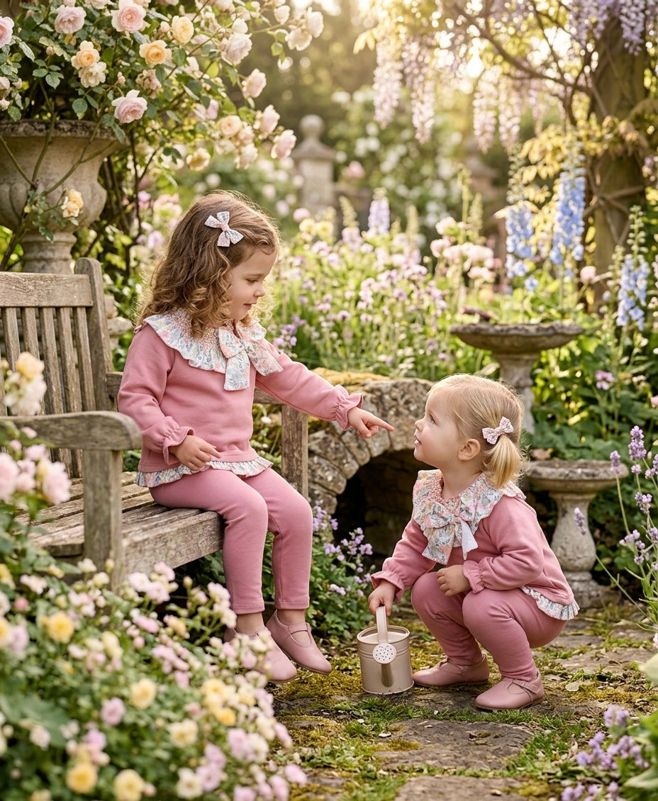 Conjunto Rosa Bebé y Niña con Cuello Floral | Moda Infantil | Sonajero Kids
