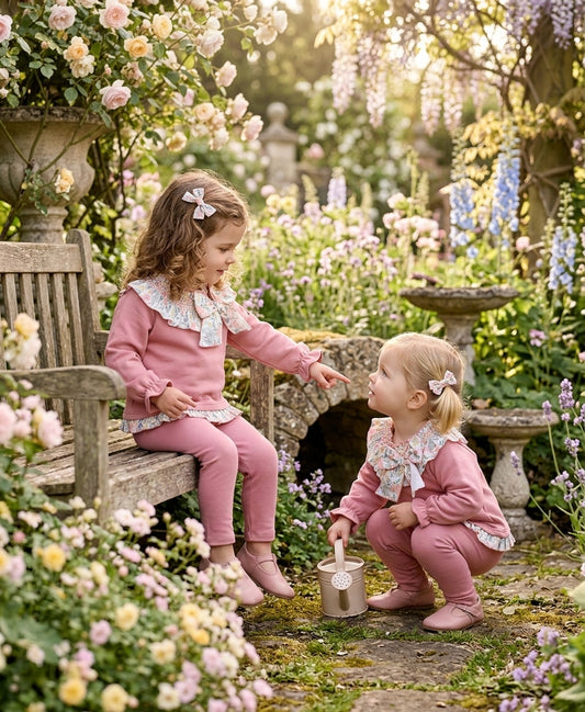 Conjunto Rosa Bebé y Niña con Cuello Floral | Moda Infantil | Sonajero Kids