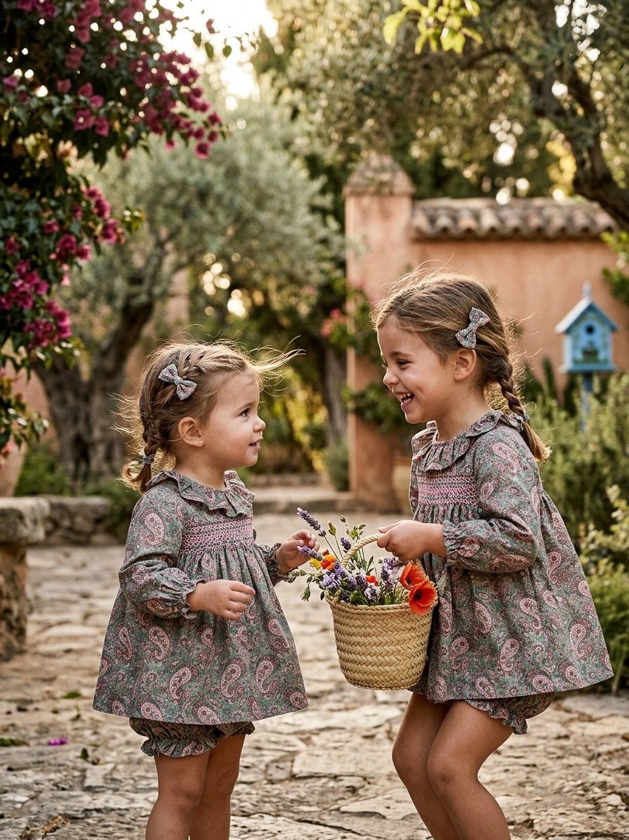 Conjunto Infantil Blusón y Cubrepañal Paisley Verde y Rosa | Sonajero Kids