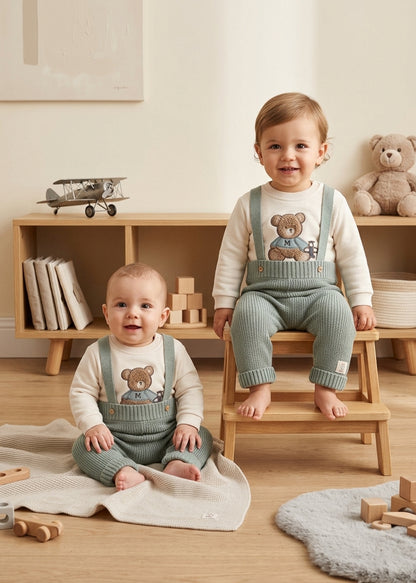 Conjunto Bébé Osito: Sudadera y Peto Verde | Sonajero Kids | Mayoral