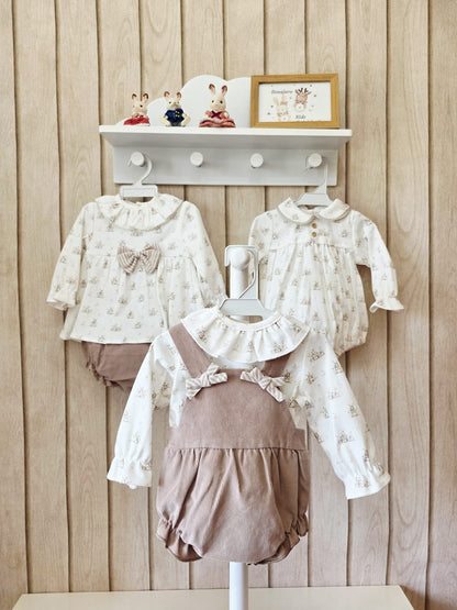Conjunto Pelele de Pana y Blusa con Volantes para Bebé | Sonajero Kids