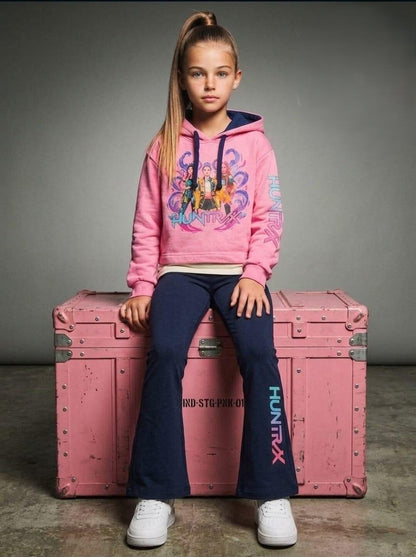Conjunto 3P Infantil Huntrix: Sudadera Rosa y Pantalón Azul y camiseta | Sonajero Kids